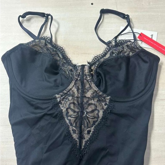 Elegant Black Lace Nightgown - Picture 3 of 9